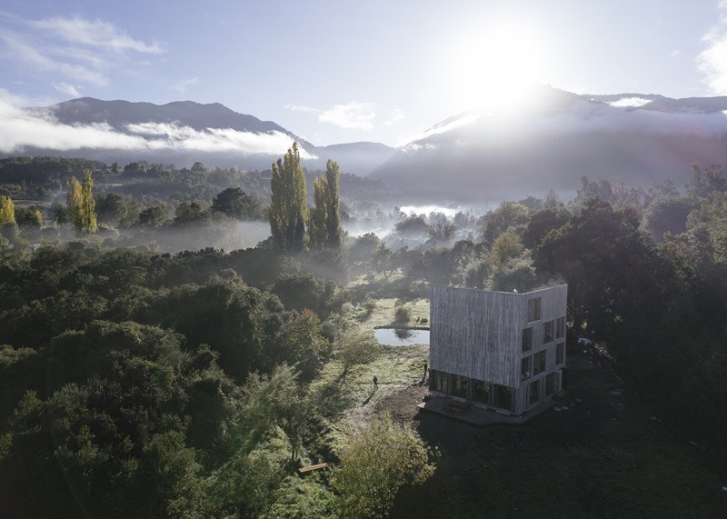 Iván-Bravo-Architects-Humo-House: casa de madera en la niebla de los cerros