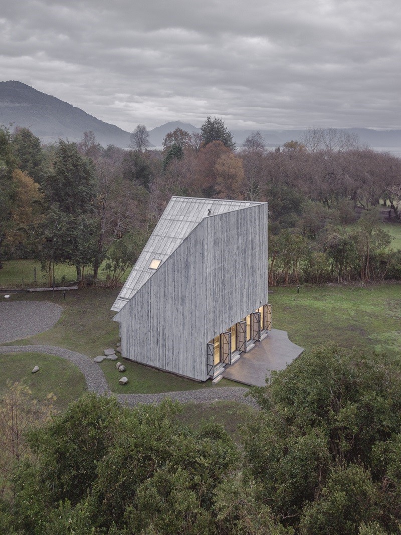 Iván-Bravo-Architects-Humo-House: casa de madera en la niebla de los cerros