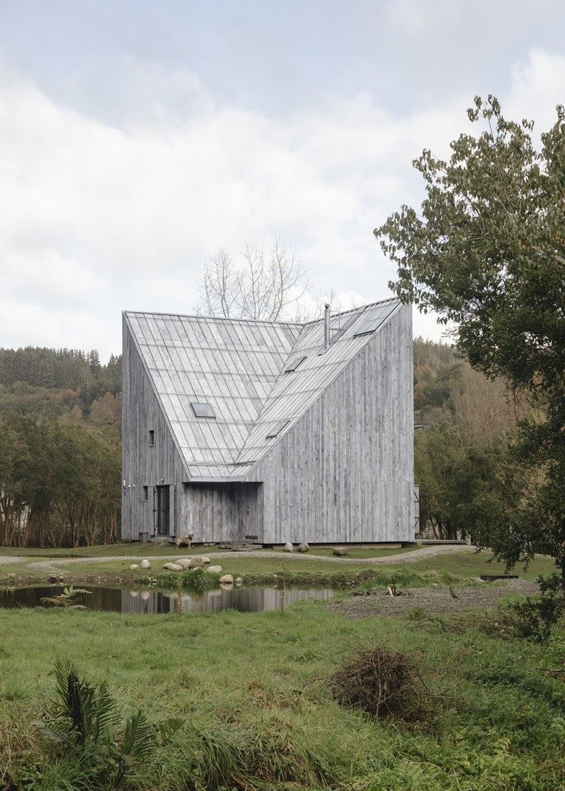 Iván-Bravo-Architects-Humo-House: casa de madera con cubierta inclinada