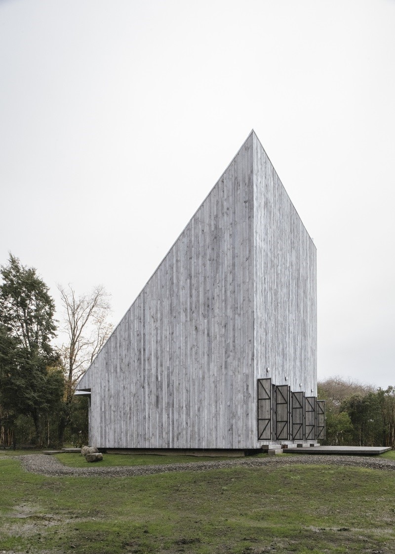 Iván-Bravo-Architects-Humo-House: casa de madera con cubierta inclinada