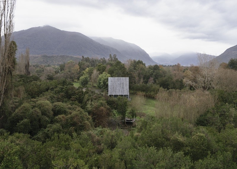 Iván-Bravo-Architects-Humo-House: casa de madera en la niebla de los cerros