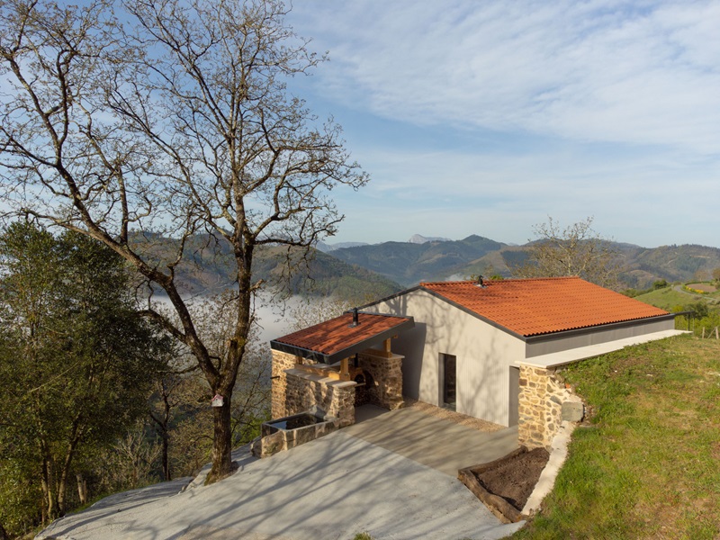 Onyon-Arquitectura-Korta: Caserío en la ladera del monte 