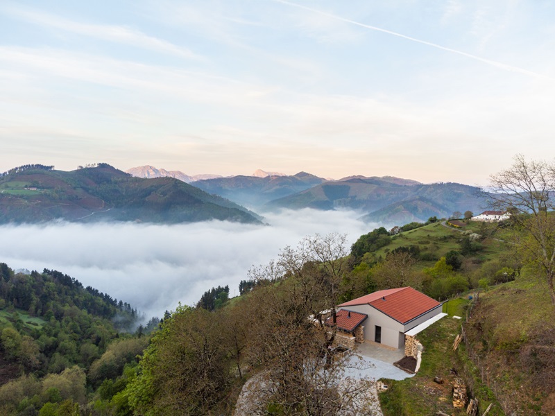 Onyon-Arquitectura-Korta: Caserío en la ladera del monte