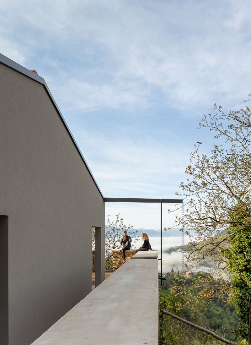 Onyon-Arquitectura-Korta: terraza del caserío con vistas al monte