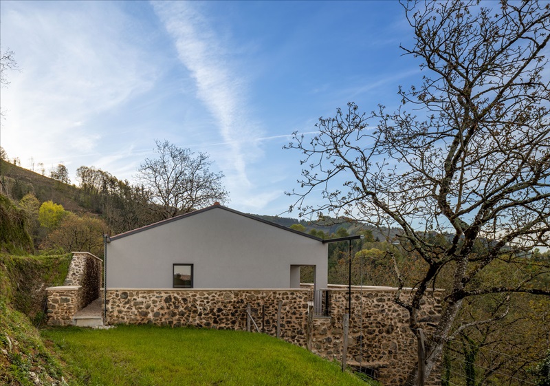 Onyon-Arquitectura-Korta: Caserío en la ladera del monte con muros de mampostería