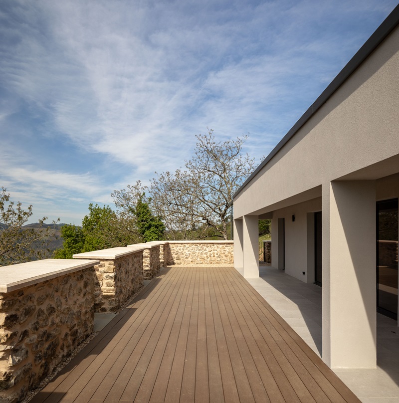 Onyon-Arquitectura-Korta: terraza del caserío con vistas al monte