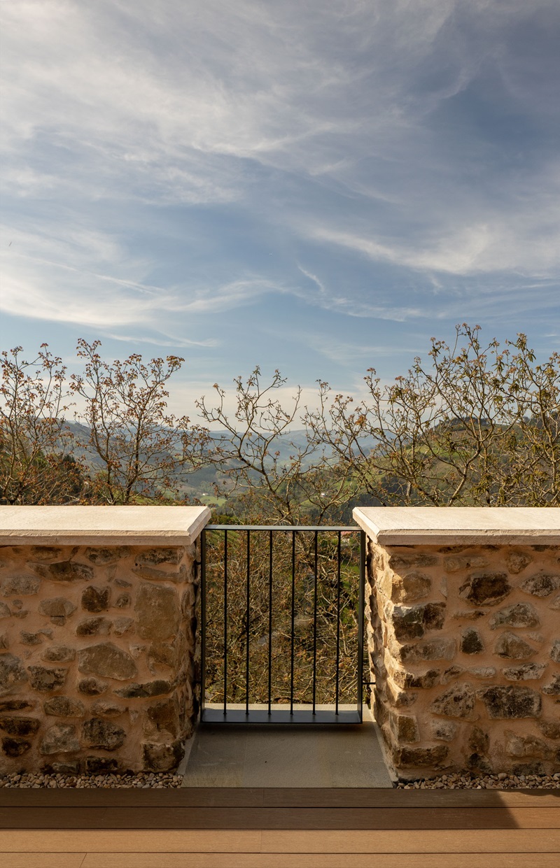 Onyon-Arquitectura-Korta: terraza del caserío con vistas al monte