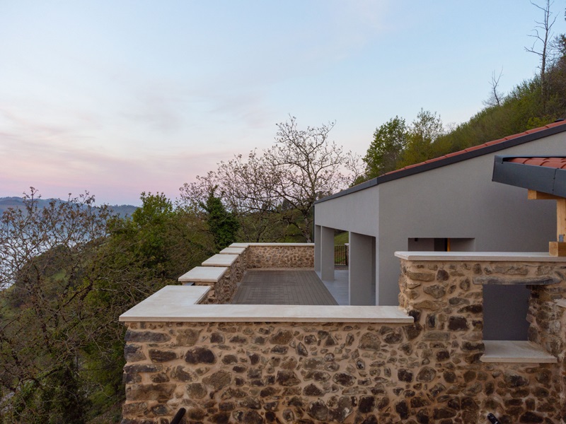 Onyon-Arquitectura-Korta: terraza del caserío con vistas al monte