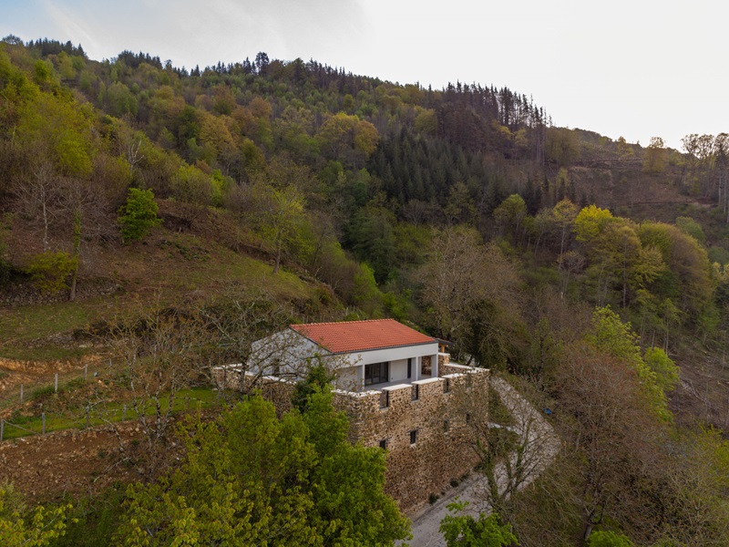 Onyon-Arquitectura-Korta: Caserío en la ladera del monte con muros de mampostería