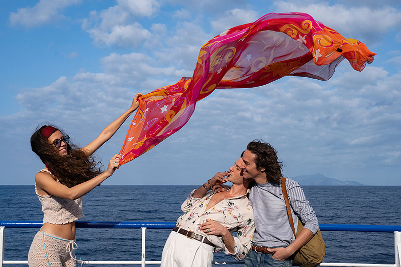 PARTHENOPE - imagen de la película, se ven a unos chicos de vacaciones en el mar