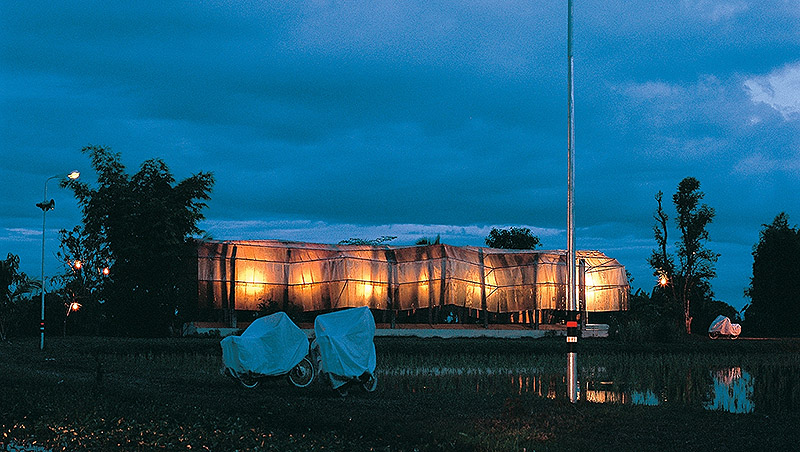 Vista desde fuera de la galería de noche