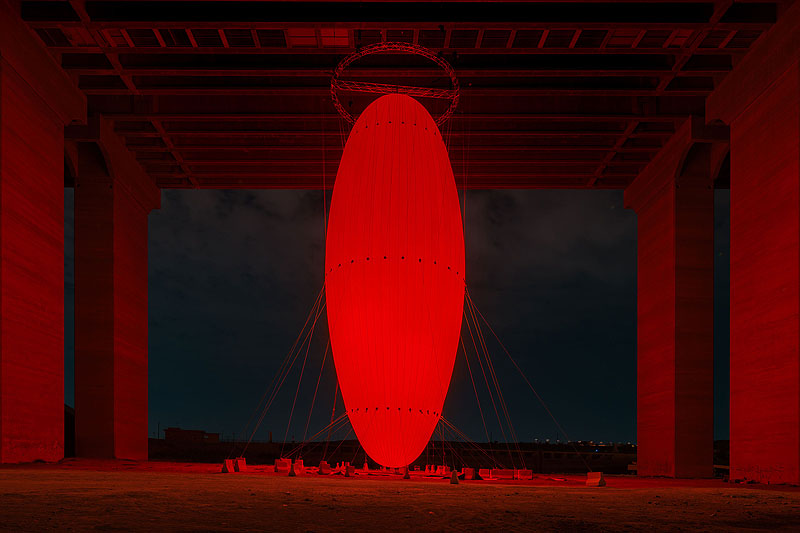 Ovoid es un gran glovo con forma ovoide con una luz interior roja, instalado debajo de un puente