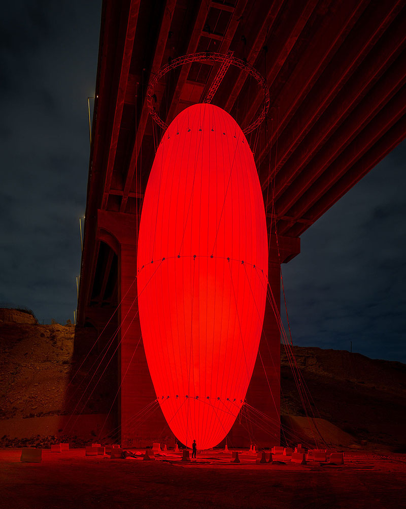 Ovoid es un gran glovo con forma ovoide con una luz interior roja, instalado debajo de un puente