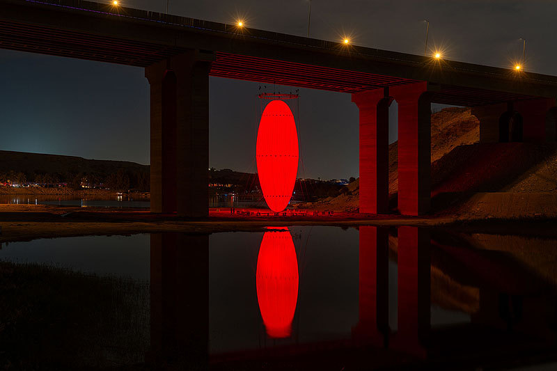 Ovoid es un gran glovo con forma ovoide con una luz interior roja, instalado debajo de un puente