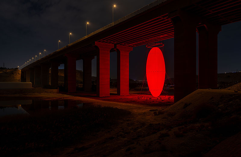 Ovoid es un gran glovo con forma ovoide con una luz interior roja, instalado debajo de un puente