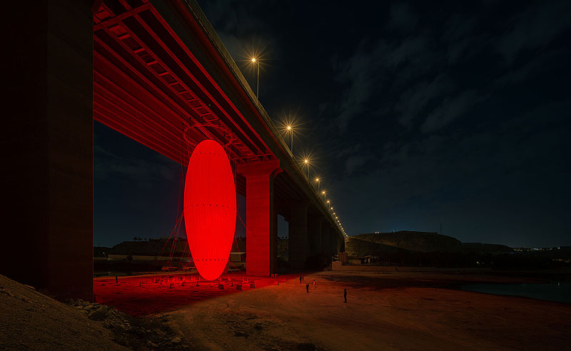 Ovoid es un gran glovo con forma ovoide con una luz interior roja, instalado debajo de un puente