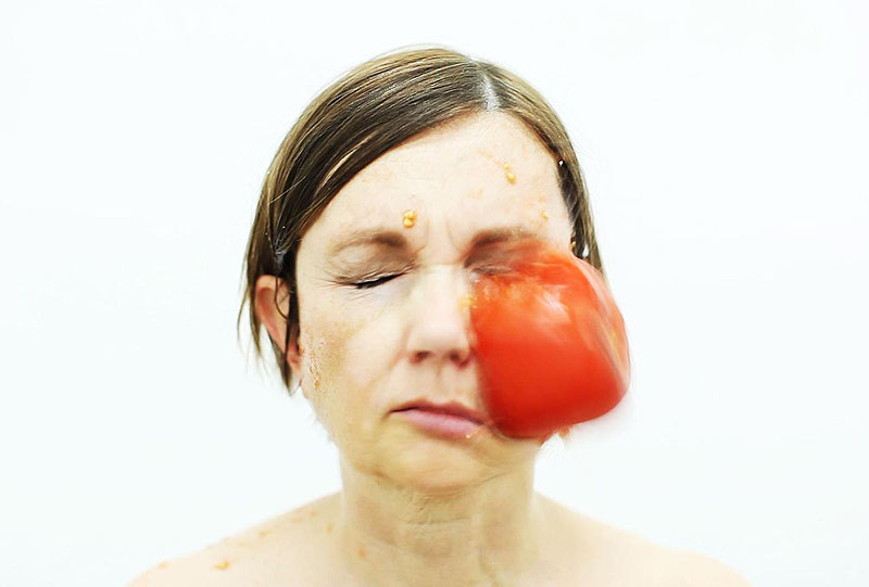 Exposición First Course de Tanya Zommer - foto de mujer con un tomatazo en la cara