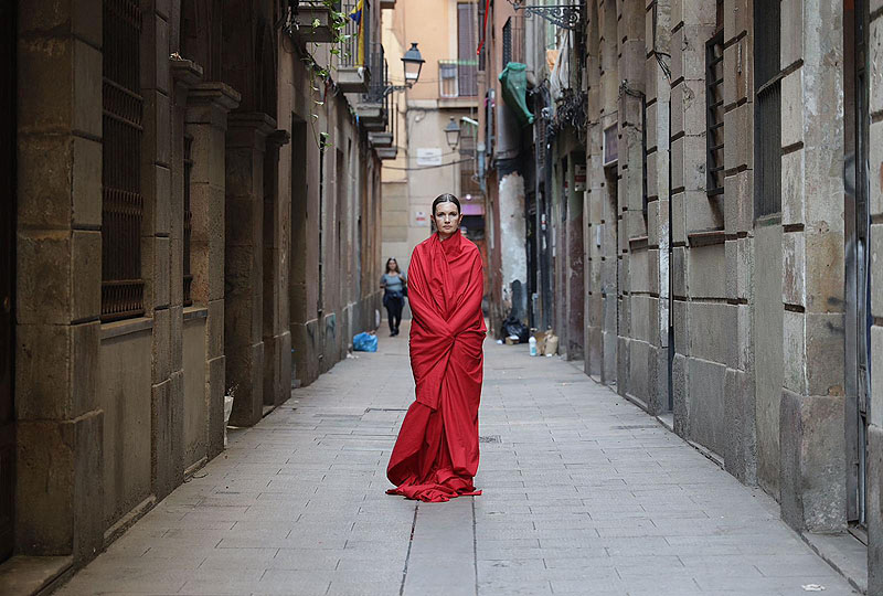 Exposición First Course de Tanya Zommer - foto de mujer envuelta en una tela roja