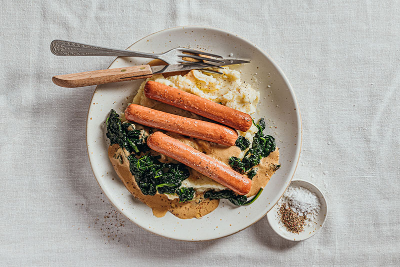 Better Balance Plant Based: salchichas con puré y salsa