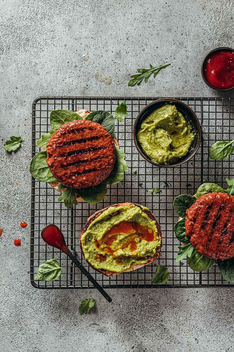 Better Balance Plant Based: un grill con unas hamburguesas y unos cuencos con gauacamoles