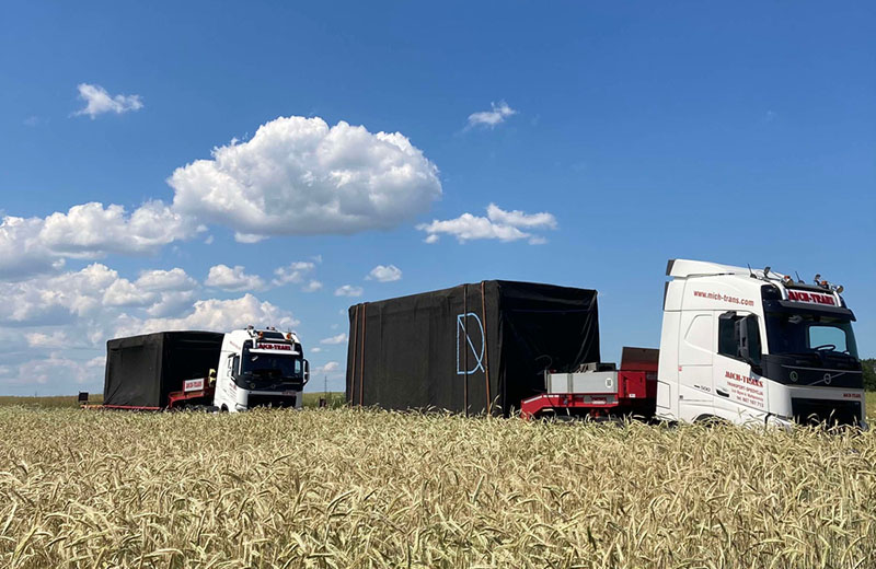 Dow Architektów Casas modulares: camiones transportando la casa