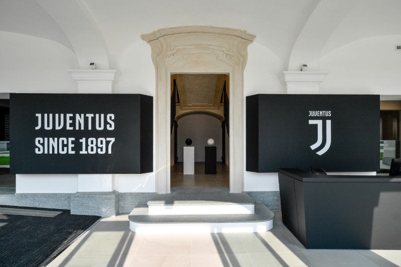 Fenix: entrada a Juventus Headquarter, la sede central del club de fútbol, ubicada en Turín, con presencia del color Nero Ingo de Fenix.