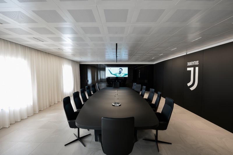 Fenix: sala de reuniones del Juventus Headquarter en la que predomina el contraste blanco y negro con materiales de Fenix en Nero Ingo.