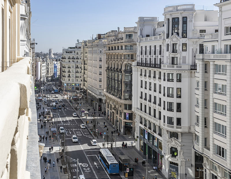 Hotel Innside Madrid Gran Vía: vistas de la Gran Vía desde un balcón del edificio del Hotel Innside Madrid Gran Vía.