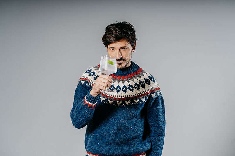 Martin Miller's Gin: Andrés Velencoso posa con su jersey y una copa de ginebra de la marca