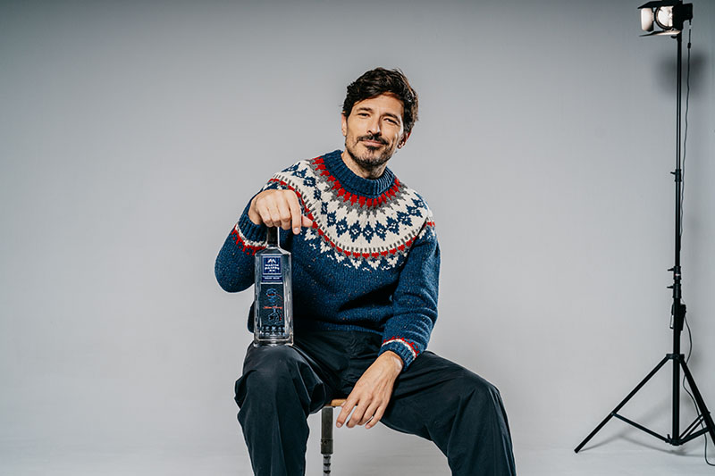 Martin Miller's Gin: Andrés Velencoso posa con su jersey y una botella de ginebra de la marca