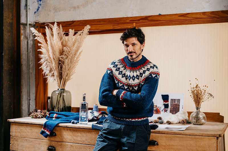 Martin Miller's Gin: Andrés Velencoso posa con su jersey y una botella de ginebra de la marca