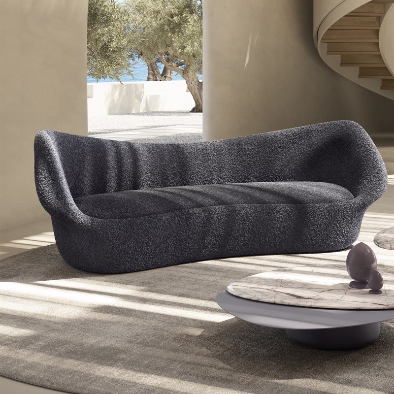 Natuzzi: sofá Splash de Natuzzi Italia en una casa de estilo mediterráneo desde la que se ve el mar.