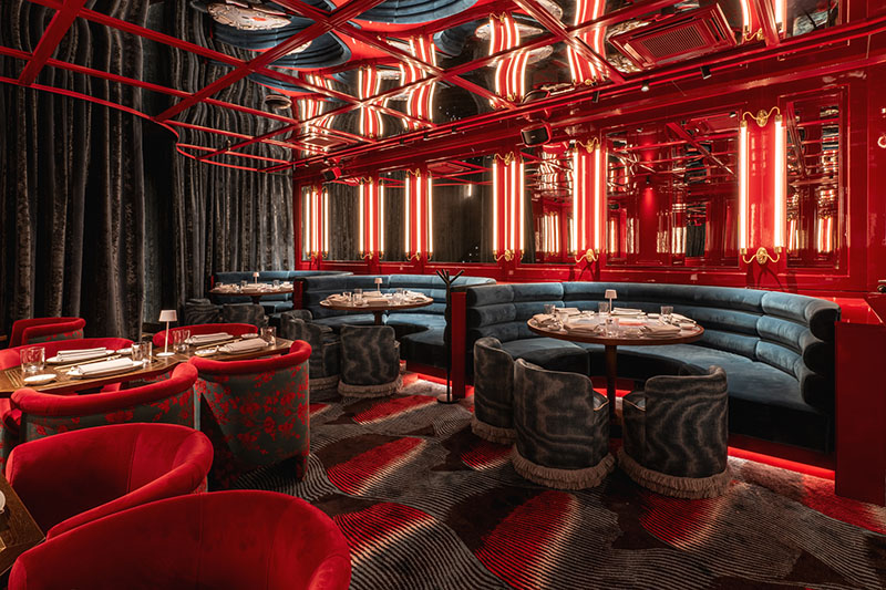 Restaurante Li-onna en Madrid: sala en la planta inferior en colores rojizos