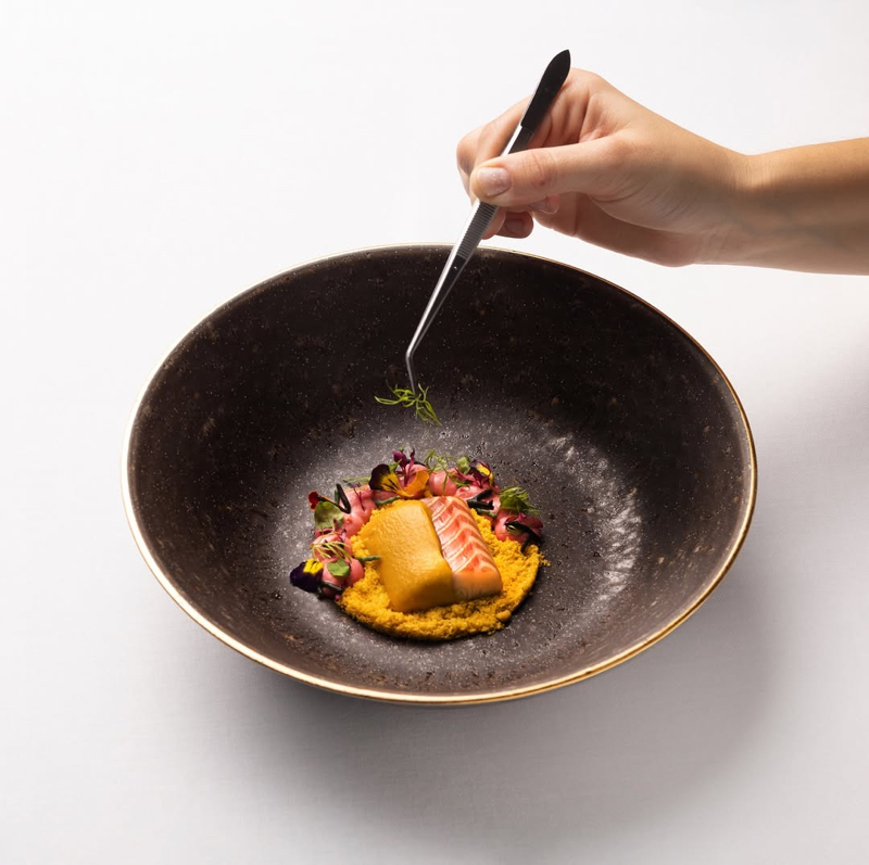 Restaurantes con estrella Michelin por menos de 100 euros: Anguila laqueada sobre crumble de calabaza asada, cremoso de mascarpone y frambuesa, de Il Bocconcino