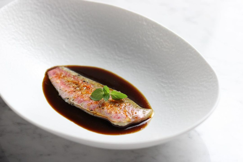 Restaurantes Michelin muy asequibles en la España rural: Salmonete y demi glace de gamba, de Voramar