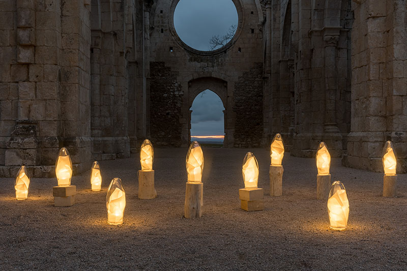 Seda: 11 de las 12 lámparas de Seda encendidas en el centro que tiene Abbatte en Segovia al atardecer.