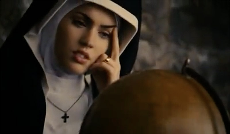 imagen de fotograma del trailer falso de Teresa de Calcuta encarnada por Megan Fox