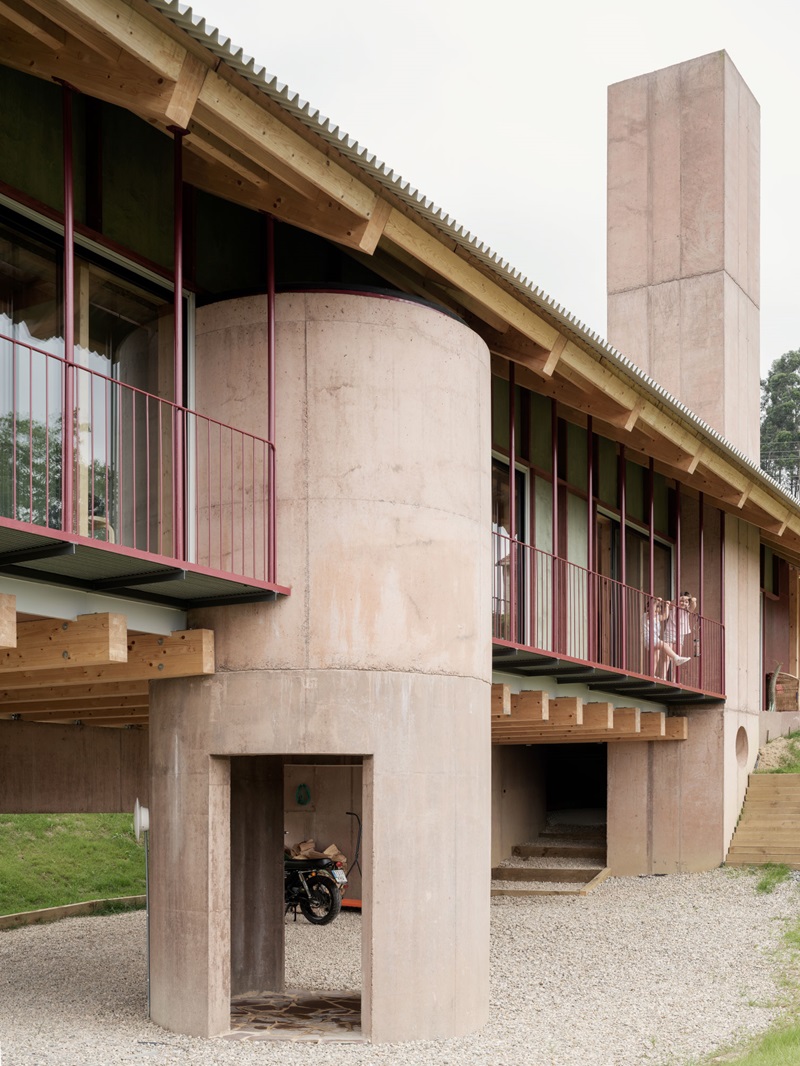 Bear-Architects-Entrevista: casa de hormigón y madera en el jardín