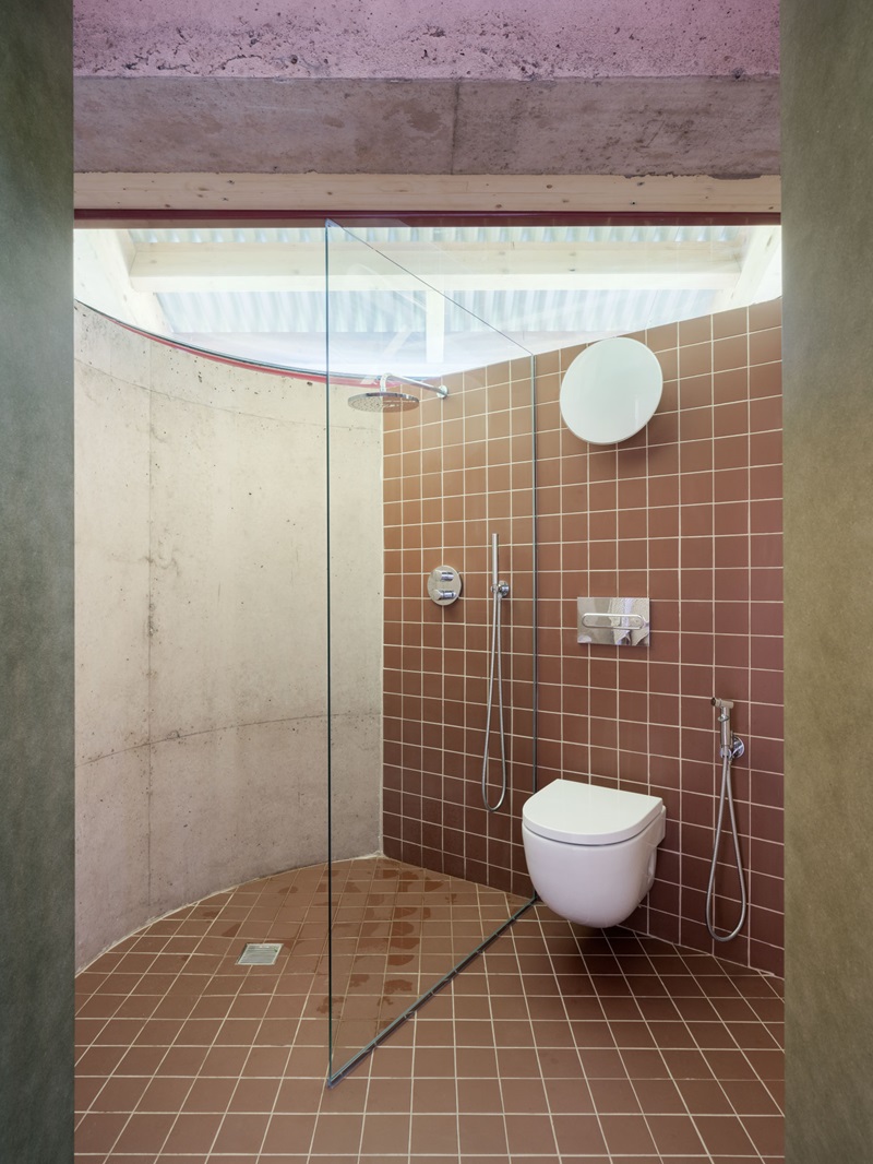 Bear-Architects-Entrevista: casa con baño de azulejo de cerámica granate