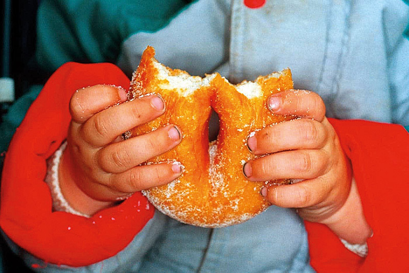 Chromotherapia. The Feel-Good Color Photography - foto de un niño comiendo un donuts