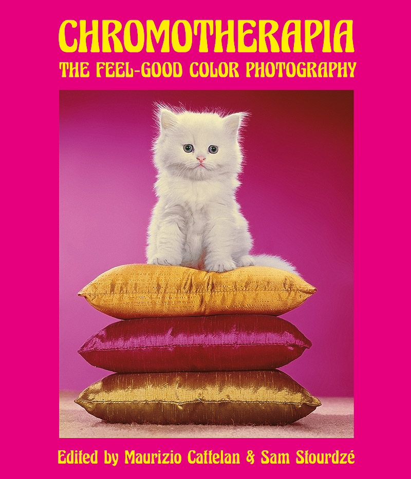 Chromotherapia. The Feel-Good Color Photography - portada de libro con Foto de un gatito sobre unos cojines