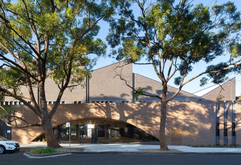 Darlington-Public-School-Fjcstudio: edificio de ladrillo con cubierta en diente de sierra