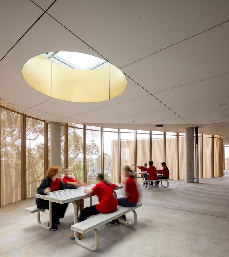 Darlington-Public-School-Fjcstudio: envolvente de aluminio perforado en amarillo