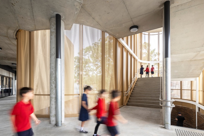 Darlington-Public-School-Fjcstudio: escaleras con paneles de aluminio perforado en amarillo