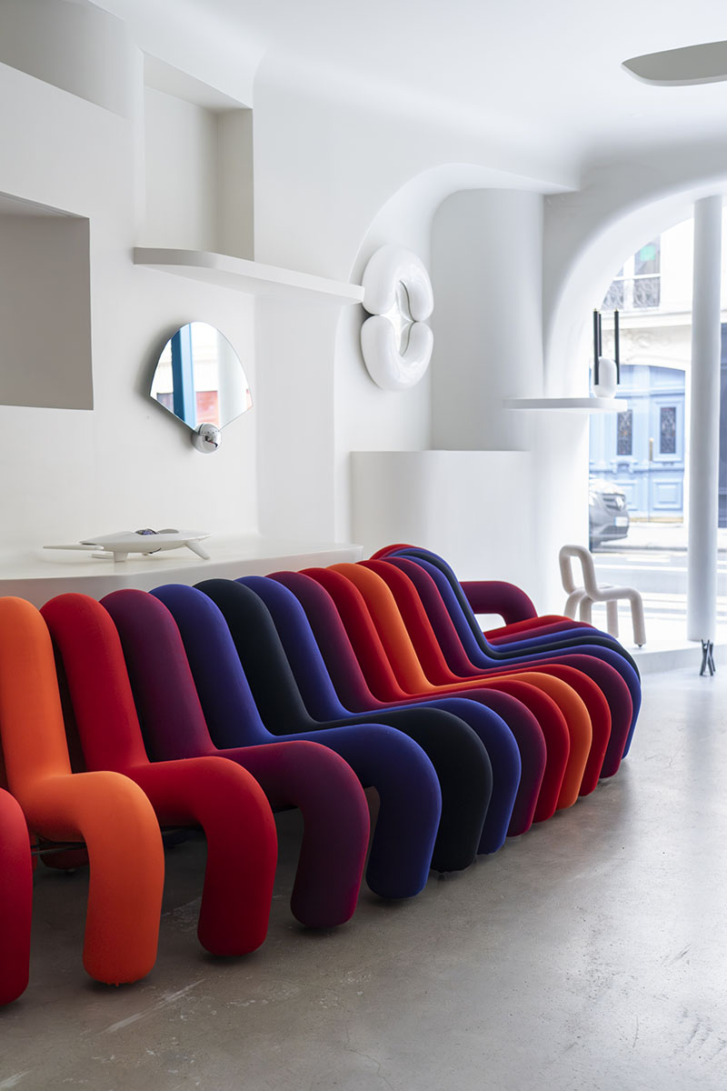 Extra Bold: el sofá modular Extra Bold que cambia de forma y de color en el showroom de Moustache