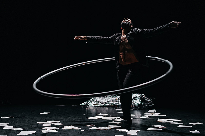 Festival Riesgo. escena de circo contemporáneo con personajes en escena