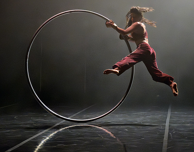 Festival Riesgo. escena de circo contemporáneo con personajes en escena