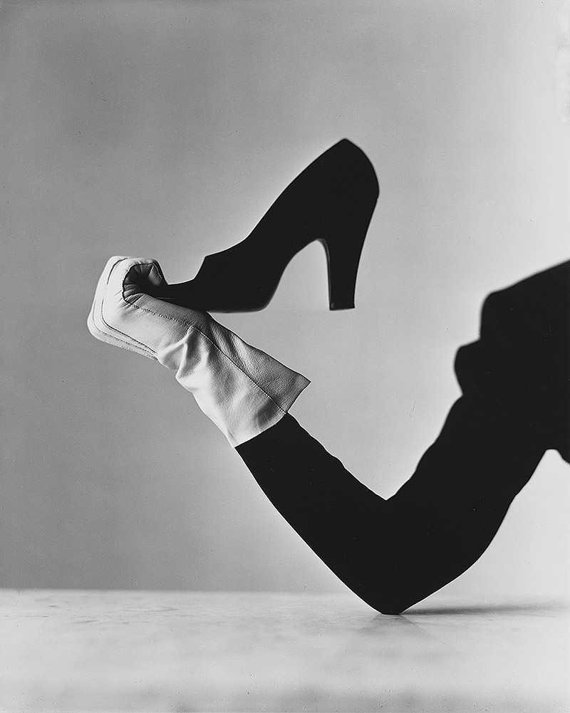 Irving Penn: Centennial. fotografía en blanco y negro de Irving Penn, foto de un brazo sujetando un zapato