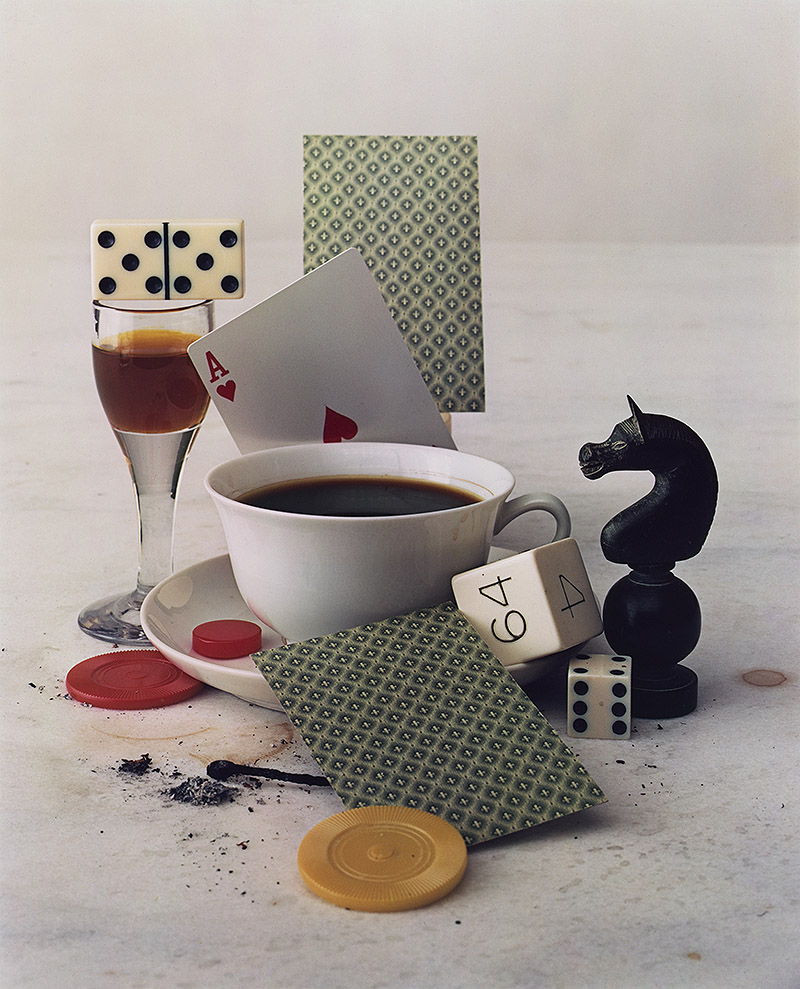 Irving Penn: Centennial. fotografía de Irving Penn, bodegón con taza de café, naipes y dados