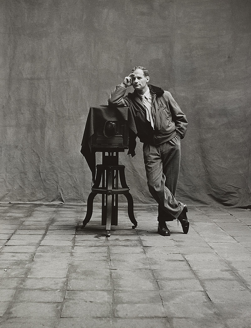 Irving Penn: Centennial. fotografía en blanco y negro de Irving Penn, se ve a un fotografo con su cámara antigua